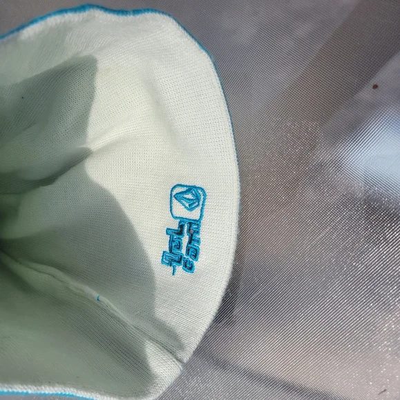 Volcom Unisex Beanie Hat with Teal Maple Leaf design. GOOD CONDITION - Picture 10 of 10